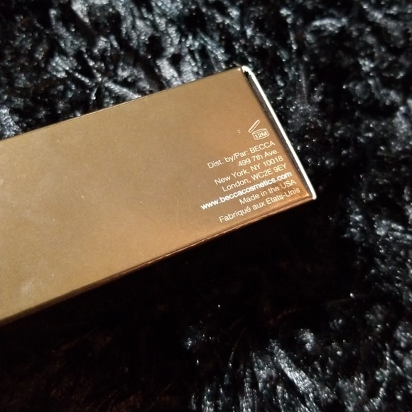 BECCA AQUA LUMINOUS PERFECTING FOUNDATION - Picture 2 of 6